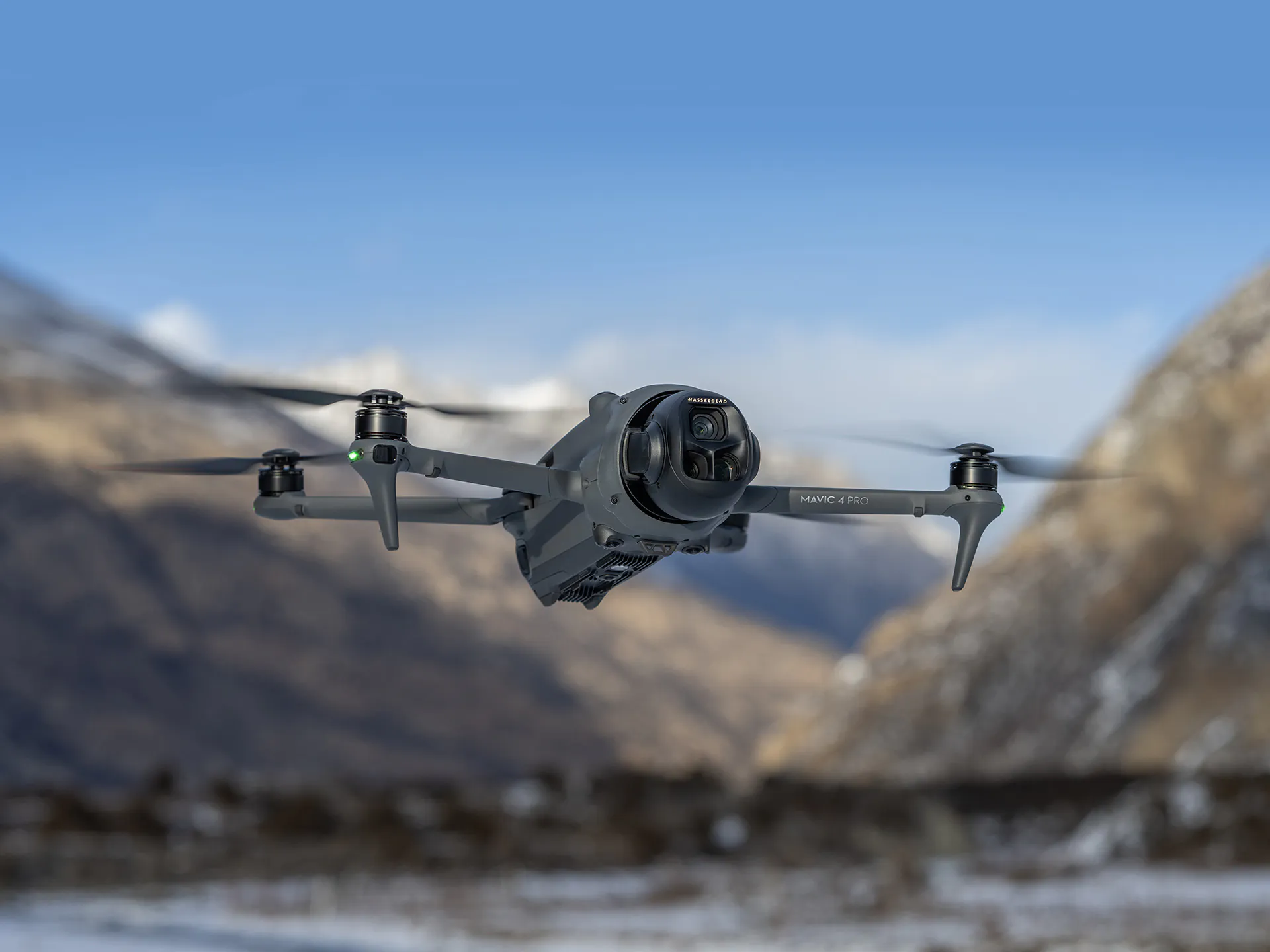 DJI Mavic 4 Pro im Flug